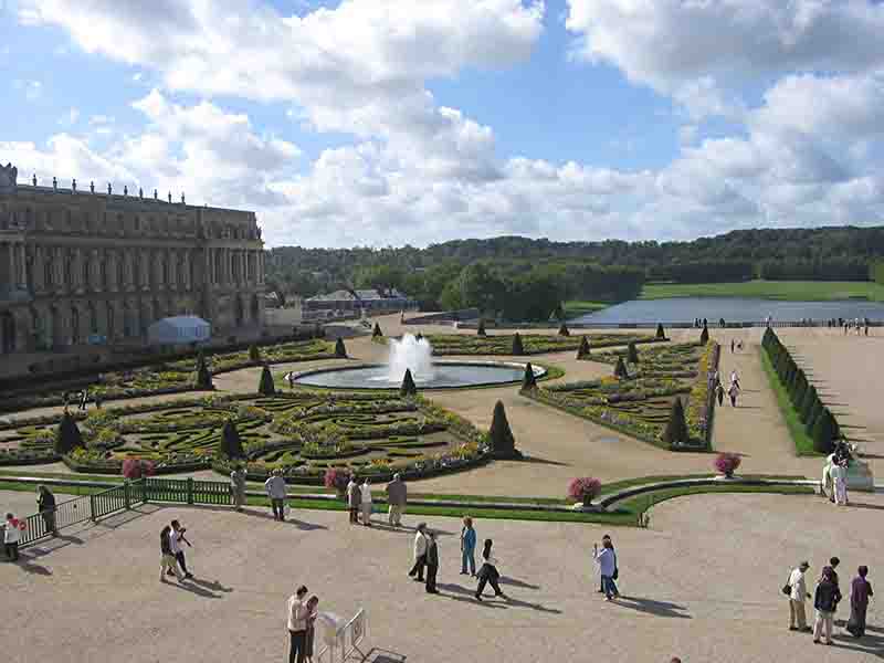 jardin-a-la-francaise-du-chateau-de-versailles-parterre-du-midi